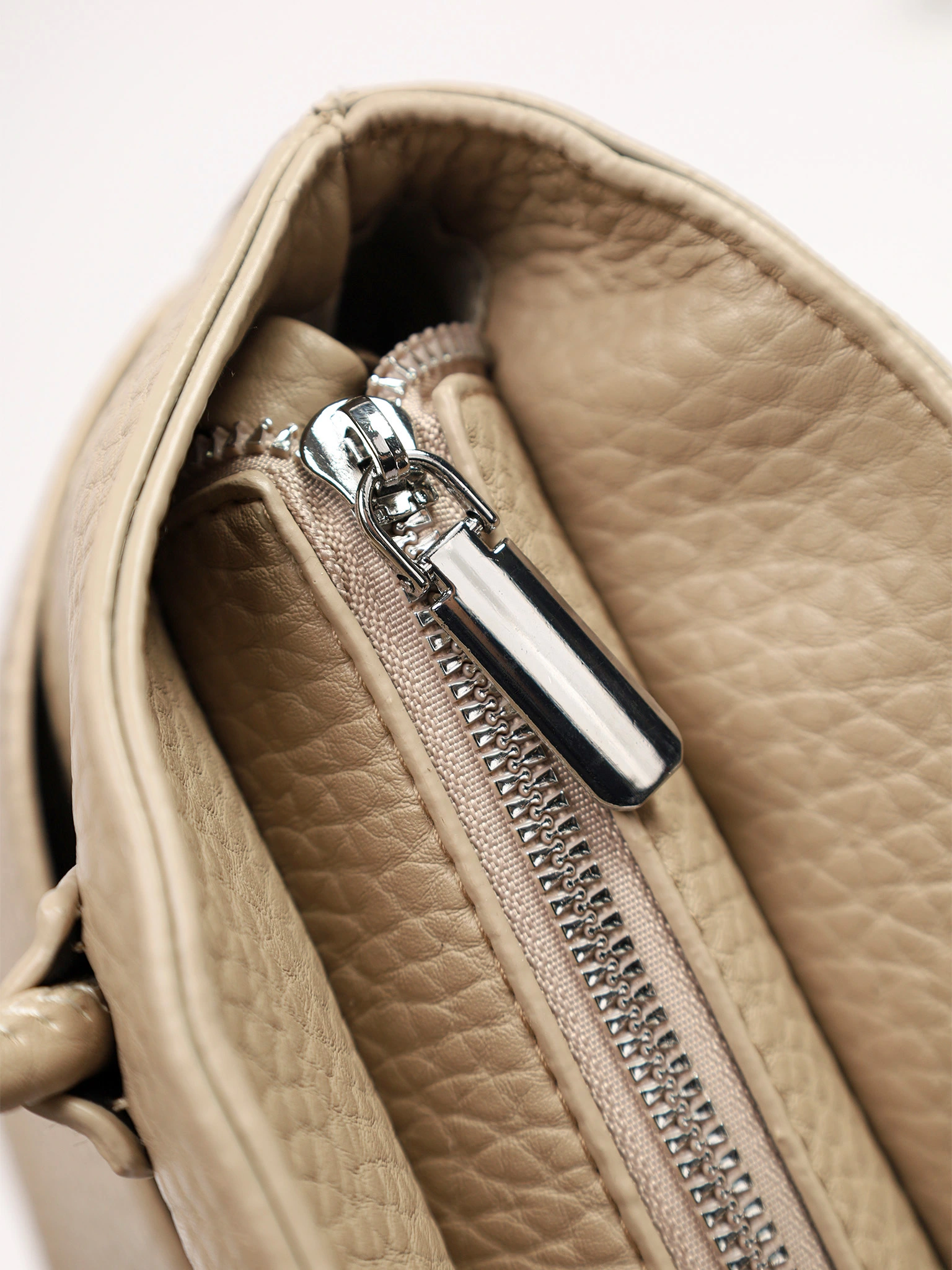 Сумка-тоут с округлыми ручками и декоративным платком в ассортименте